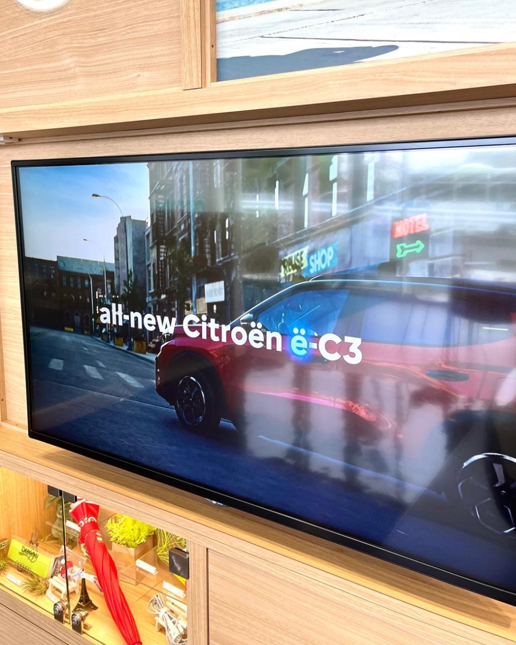 ショールームにてNEW e-C3の紹介映像が見られます！
