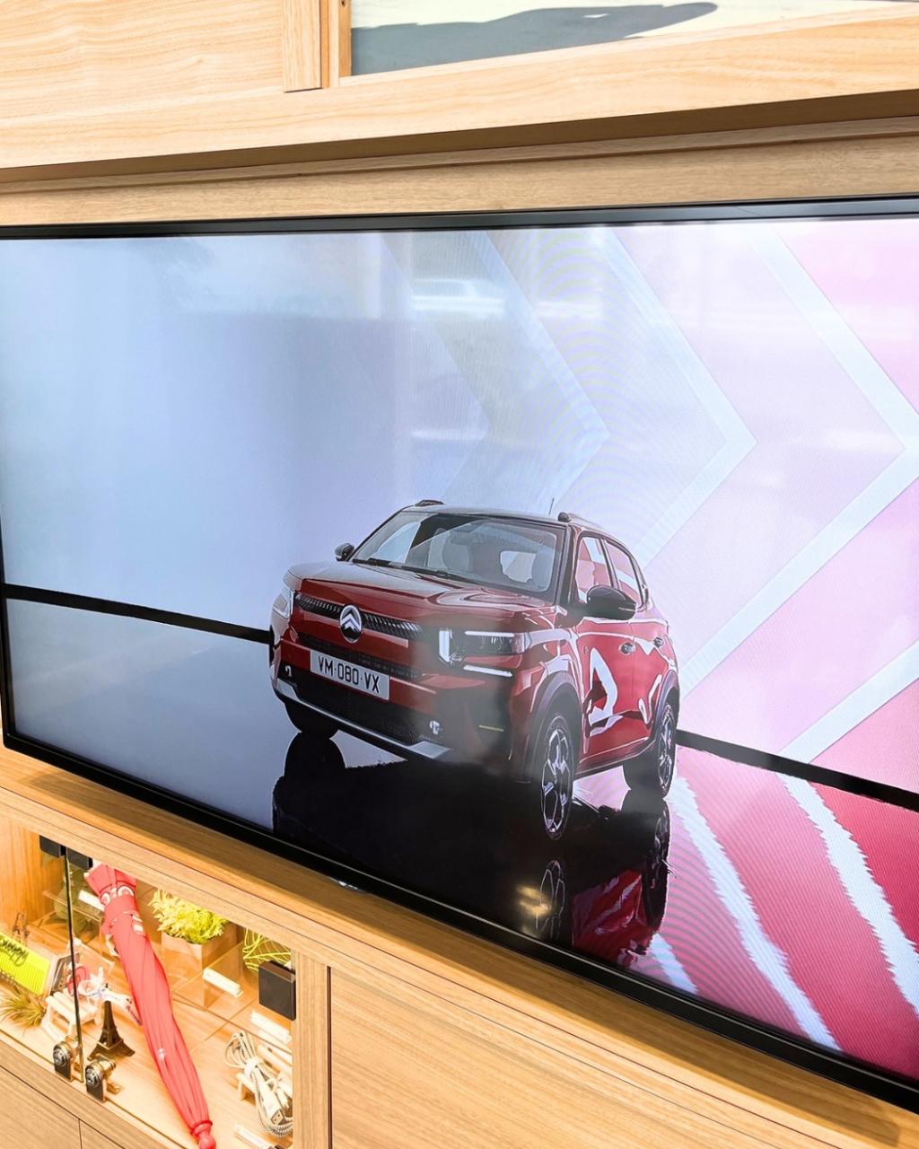 ショールームにてNEW e-C3の紹介映像が見られます！